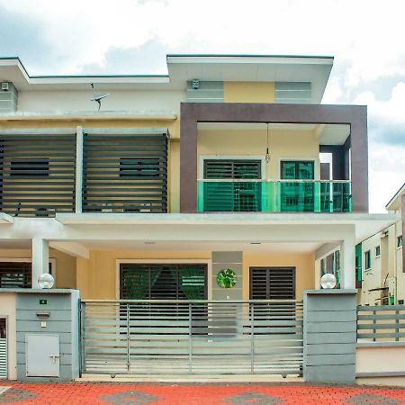 Tropical Livings Meru Ipoh Homestay By Grab A Stay エクステリア 写真